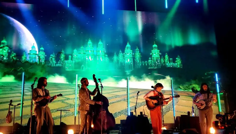 Billy Strings plays Halloween with a “Wizard of Oz” Themed Twist